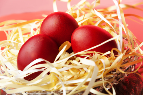 red easter eggs 134595488
